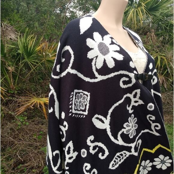 NWOT SNAILS & CINNAMON Black/White/Yellow Floral Cardigan Jacket/Wrap w/Buckle - Picture 6 of 13